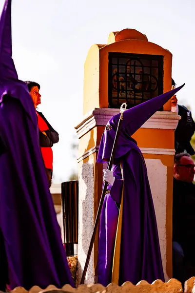 Villajoyosa, Alicante, Espana. 29-03-2024 Kutsal yüz Villajoyosa köprüsünü geçiyor.