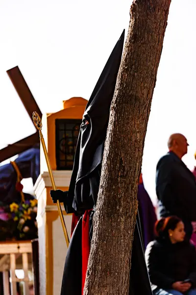 Villajoyosa, Alicante, Espana. 29-03-2024 Kutsal yüz Villajoyosa köprüsünü geçiyor.