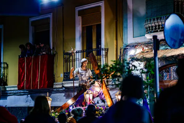 Villajoyosa, Alicante, Espana. 29-03-2024 Kutsal yüz Villajoyosa köprüsünü geçiyor.