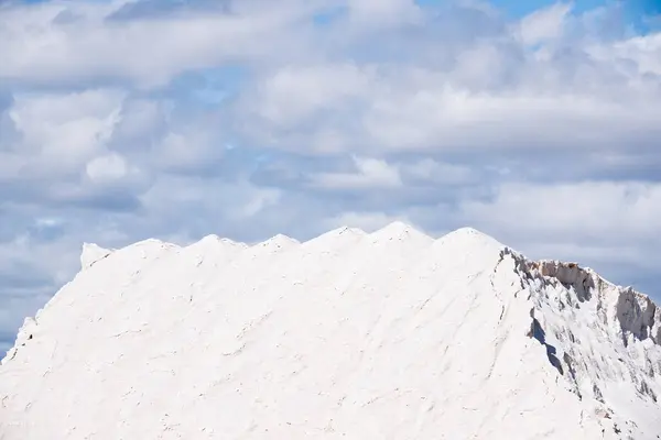 Santa Pola tuz dağlarında tuz dağları