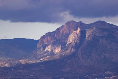 Santa Barbara şatosundan görünen Cabezo.