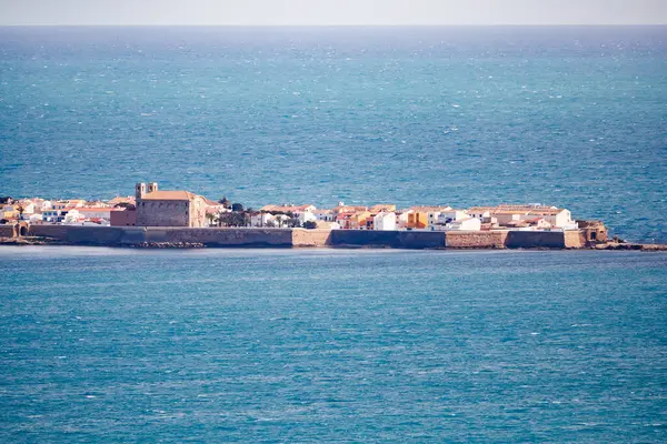 Tabarca adası Santa Pola Burnu 'ndan görüldüğü gibi.