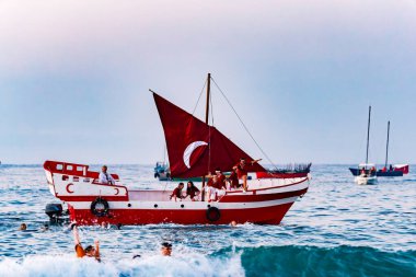 Villajoyosa, Alicante, Espana. 24-07-2024.Mağripli Villajoyosa sahillerine iniyor.