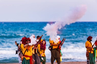 Villajoyosa, Alicante, Espana. 24-07-2024.Mağribi Villajoyosa sahilindeki muharebede bir karabinayla vuruldu..
