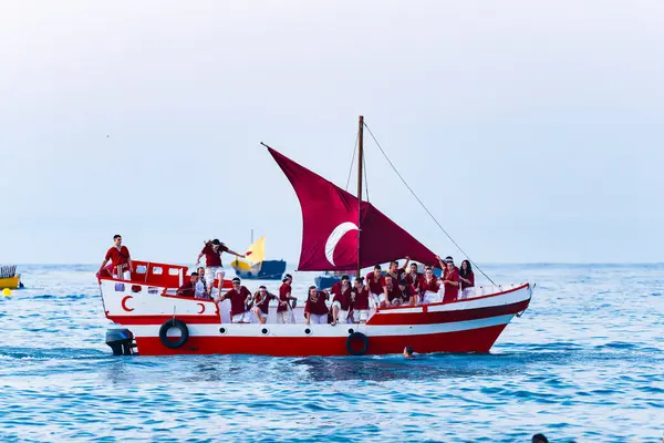 Villajoyosa, Alicante, Espana. 24-07-2024.Mağripli Villajoyosa sahillerine iniyor.