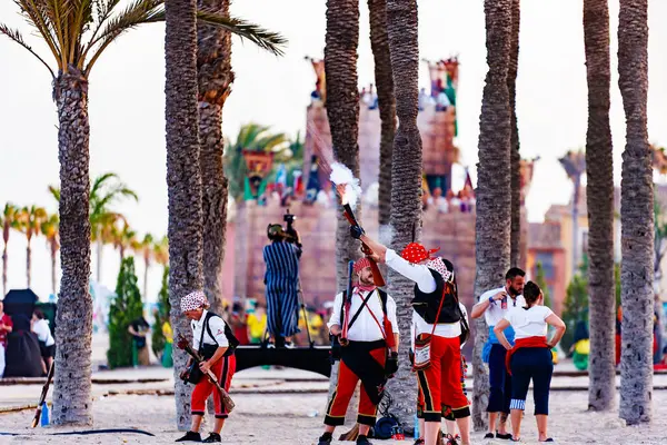 Villajoyosa, Alicante, Espana. 24-07-2024 Villajoyosa Plajı Muharebesi 'nde bir süvari tüfeğiyle ateş etti..