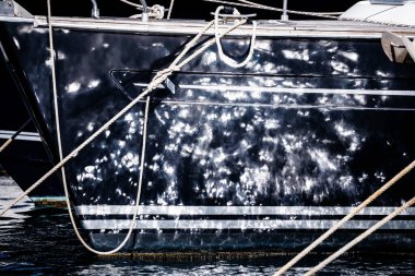 Villajoyosa limanındaki teknedeki deniz suyunun yansımaları.