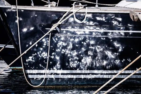 Villajoyosa limanındaki teknedeki deniz suyunun yansımaları.