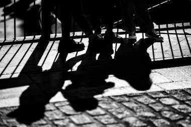 Eski Alicante kasabasındaki insanların gölgeleri