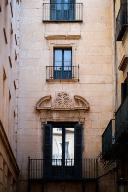 Alicante 'nin eski kasabasında kemerli bir ara sokak.