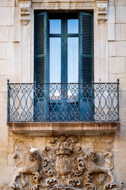 Alicante 'nin eski kasabasında balkon