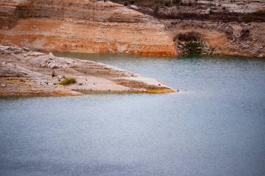 Villajoyosa 'daki Amadorio rezervuarının kıyıları