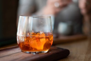 Arka planı bulanık olan bir bardak buz.