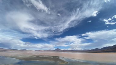 Dağlarda gölü olan güzel bir manzara.