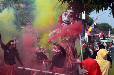 Dumanlı kostüm giymiş bir grup insan.