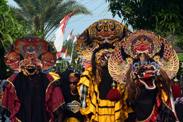 Kostüm giymiş bir grup insan sokakta yürüyor.