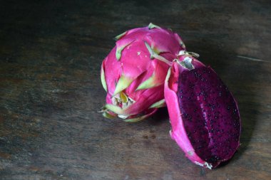 Ahşap bir masada mor meyve