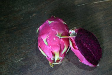 Masadaki ejderha meyvesi