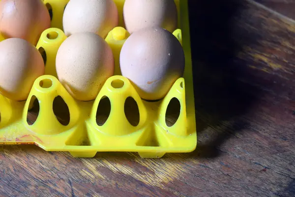 Tepside tavuk yumurtası.