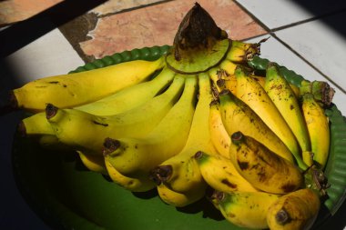 Beyaz arkaplanda muz