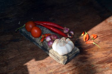 Ahşap bir masada baharatlı taze kırmızı biberin yakın çekimi.