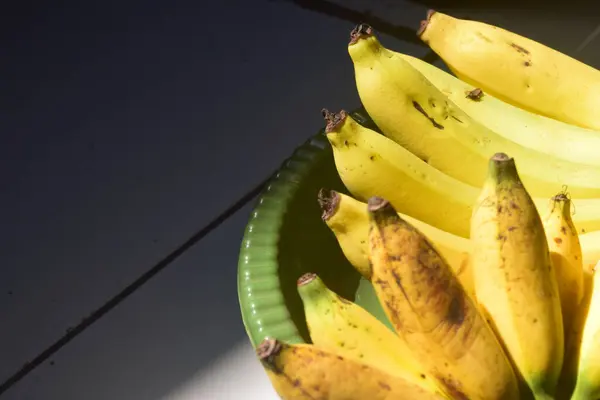 Beyaz arka planda muz demeti. muz meyvesi.