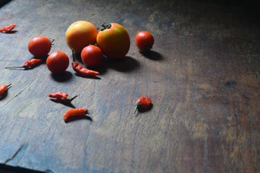 Siyah ahşap bir masada kiraz domatesleri. en üstteki görünüm.