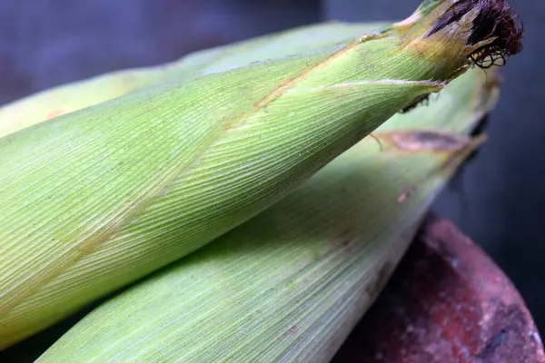 Pazarda taze yeşil mısır