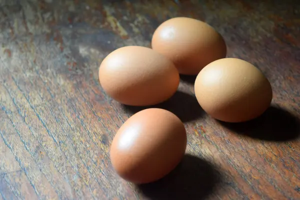 Tahta masadaki yumurtalar.
