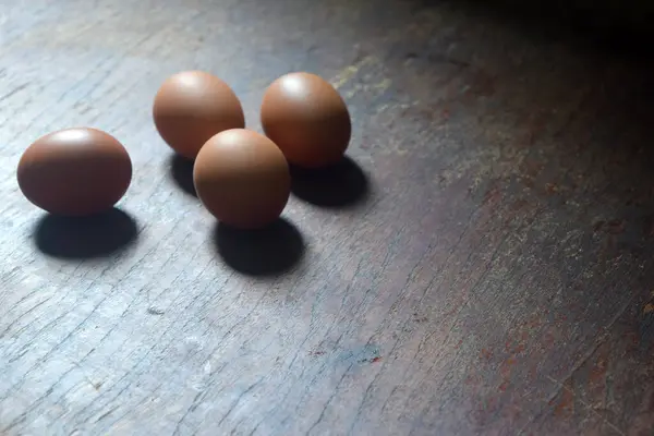 ahşap zemin üzerinde yumurta