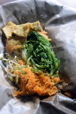 Domuz eti ve sebzeli kızarmış şehriye.