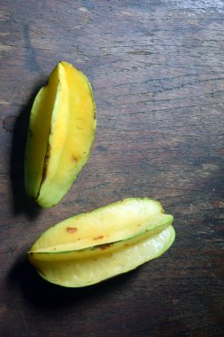 Tahta arka planda taze olgun mango.