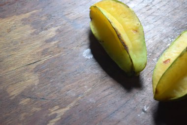 Tahtada ikiye bölünmüş mango.