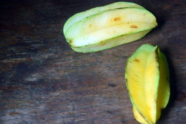 Tahta masada taze ve dilimlenmiş elma.