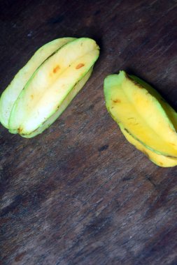 Tahtada iki olgun ve taze sarı mango meyvesi.