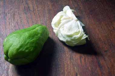 Taze yeşil ve beyaz salatalık.