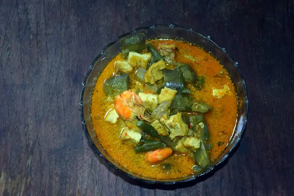 Hint cevizi ve hindistan cevizli köri.