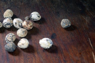 Bir yığın bıldırcın yumurtasının üst görüntüsü.