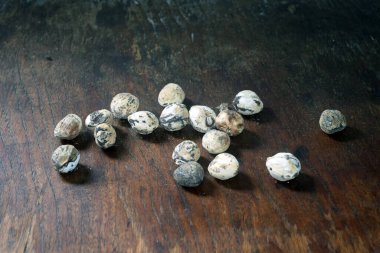 Siyah arka planda taze organik biber.