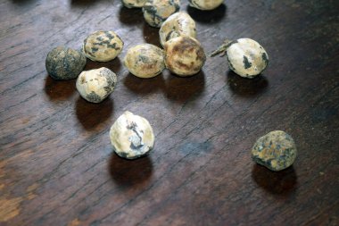 Ahşap masada bıldırcın yumurtası