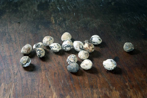 Siyah arka planda taze organik biber.