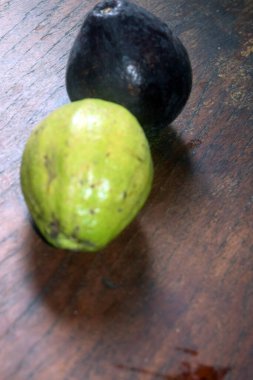 Taze yeşil ve siyah zeytinlere yaslanırlar.