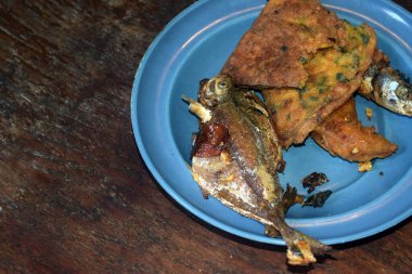 Körili kızarmış uskumru balığı.