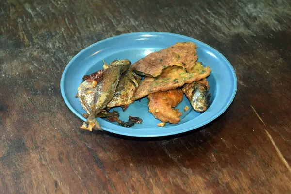 Tayland usulü kızarmış tavuk ve baharatlı köri.