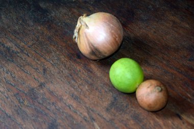 Eski ahşap arka planda bir sürü yeşil fındık var..