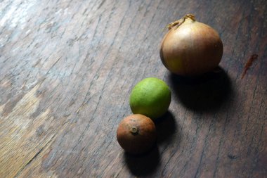 Ahşap masa arkasında yeşil hindistan cevizi.