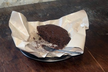 Tabağında krema olan çikolatalı kek.