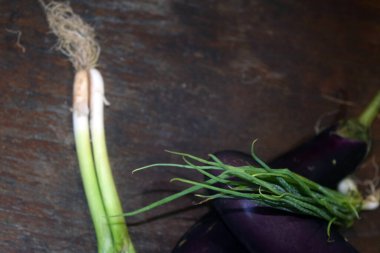 Siyah arka planda taze mor soğanlar.