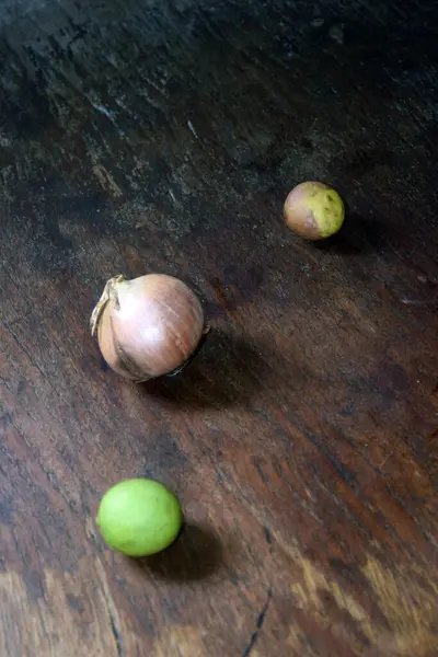 Masada taze taze soğan var.