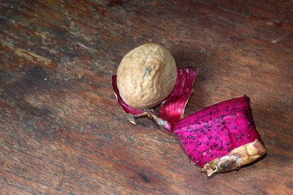 Tahta arka planda taze ve tatlı kırmızı mangosteen.